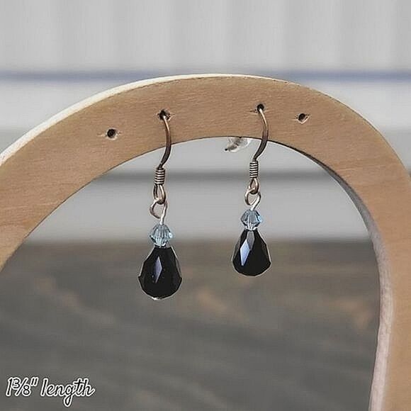 Vtg little faceted blue & black beaded drop earrings - Picture 2 of 6